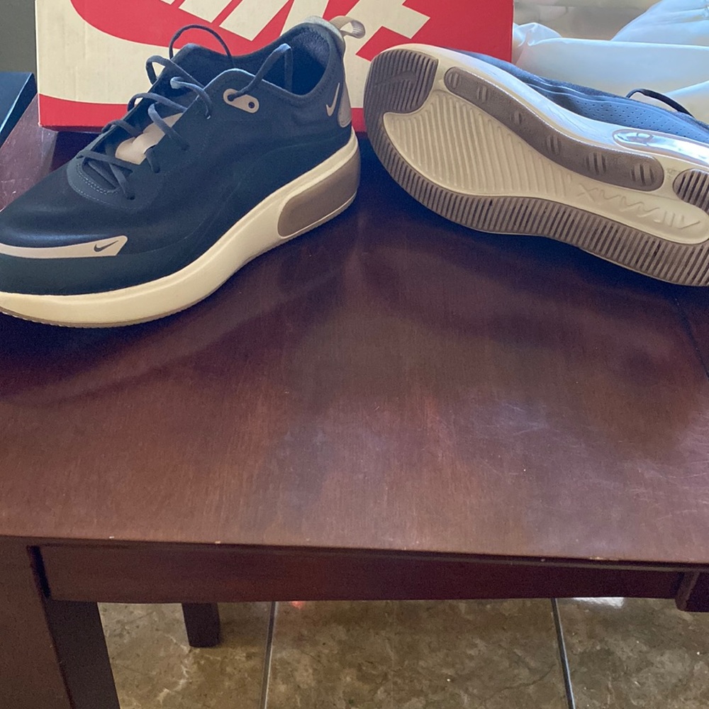 Women’s Nike shoe